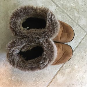 isotoner Shoes - Ladies Isotoner slippers 7.5-8 isotoner Shoes - Ladies Isotoner slippers 7.5-8